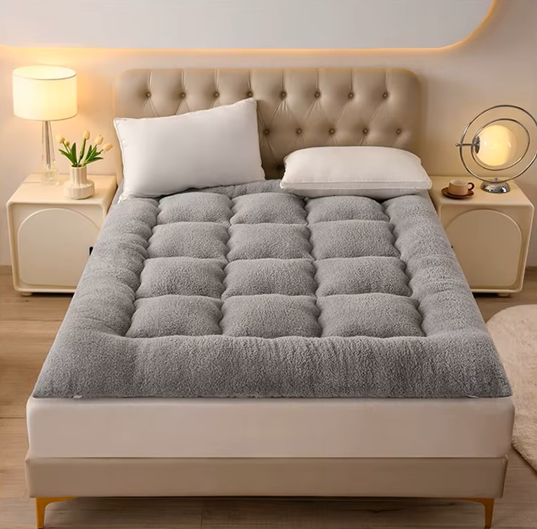 Miękka puchowa nakładka na materac