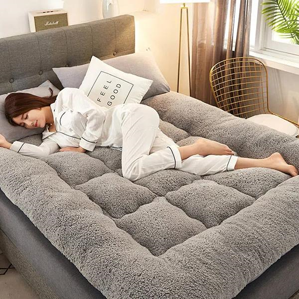 Miękka puchowa nakładka na materac